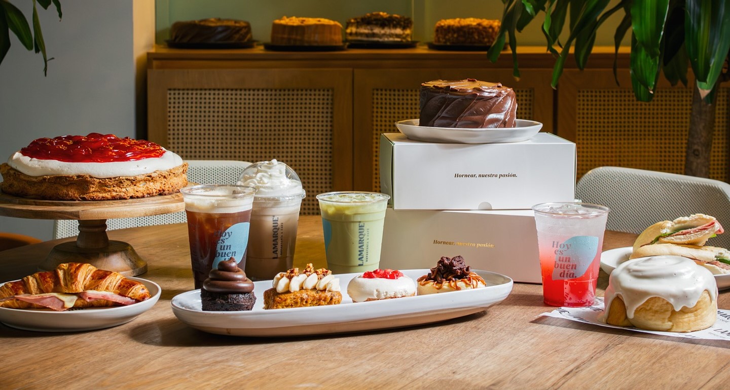 Mesa con postres y bebidas en cafetería